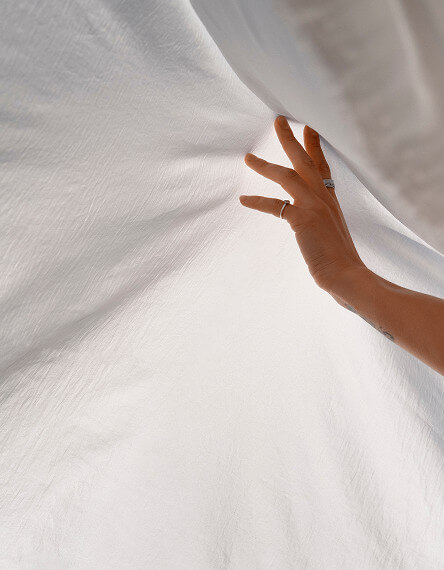 Lebdeča postelja BoxSpring Fly Reddot still life waving fabric wind 11